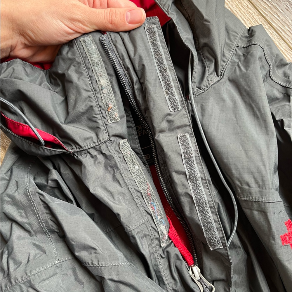 The North Face Men's Gray and Red Windbreaker - Picture 5 of 5